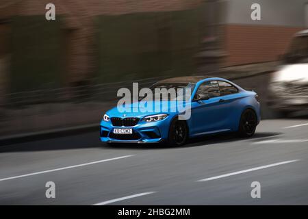 Kiew, Ukraine - 12. Juni 2021: Neues BMW m2 CS Coupé in Bewegung. Blauer BMW m2 CS in der Stadt Stockfoto