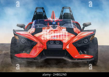 Ukraine, Odessa - 5. September 2021: Einzigartiges rotes Dreirad Polaris Slingshot SL auf einem sauberen Hintergrund. Hintergrundbild. Für Werbung Stockfoto