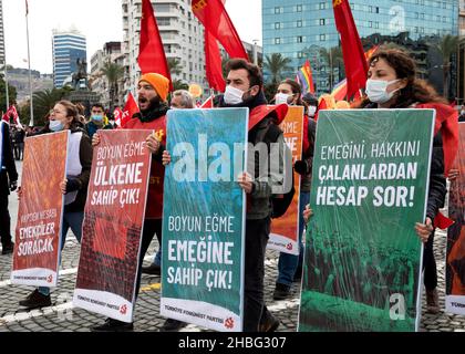 Izmir, Türkei 12.18.2021: Demonstranten demonstrieren in Izmir gegen die Wirtschaftspolitik, während die Inflation steigt. Stockfoto