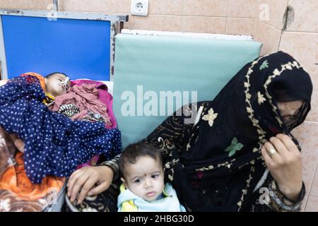 Indira Gandhi Kinderkrankenhaus in Kabul ist ein Kinderkrankenhaus in Afghanistan. Kinder unter 5 Jahren, die an Unterernährung leiden, werden ins Krankenhaus eingeliefert. Stockfoto