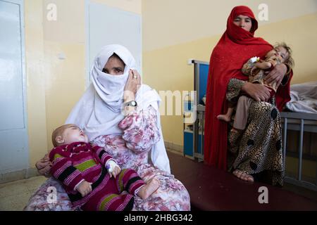 Indira Gandhi Kinderkrankenhaus in Kabul ist ein Kinderkrankenhaus in Afghanistan. Kinder unter 5 Jahren, die an Unterernährung leiden, werden ins Krankenhaus eingeliefert. Stockfoto