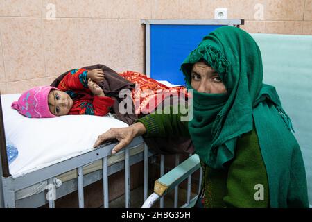 Indira Gandhi Kinderkrankenhaus in Kabul ist ein Kinderkrankenhaus in Afghanistan. Kinder unter 5 Jahren, die an Unterernährung leiden, werden ins Krankenhaus eingeliefert. Stockfoto