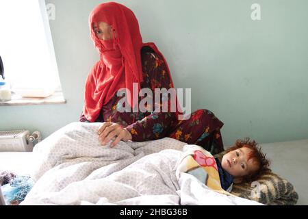 Indira Gandhi Kinderkrankenhaus in Kabul ist ein Kinderkrankenhaus in Afghanistan. Kinder unter 5 Jahren, die an Unterernährung leiden, werden ins Krankenhaus eingeliefert. Stockfoto