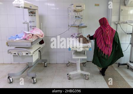 Indira Gandhi Kinderkrankenhaus in Kabul ist ein Kinderkrankenhaus in Afghanistan. Kinder unter 5 Jahren, die an Unterernährung leiden, werden ins Krankenhaus eingeliefert. Stockfoto