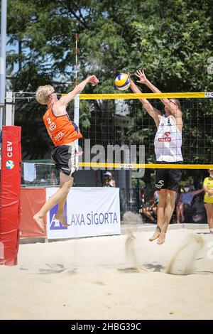 IZMIR, TÜRKEI - 10. JULI 2021: Nederland (Versteegen und Ooijman) gegen Polen (Kurowski und Rejno) Runde des 24. Spiels des CEV U20 Beach Volleyball Europea Stockfoto