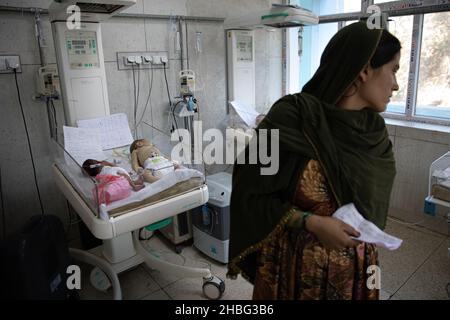 Indira Gandhi Kinderkrankenhaus in Kabul ist ein Kinderkrankenhaus in Afghanistan. Kinder unter 5 Jahren, die an Unterernährung leiden, werden ins Krankenhaus eingeliefert. Stockfoto