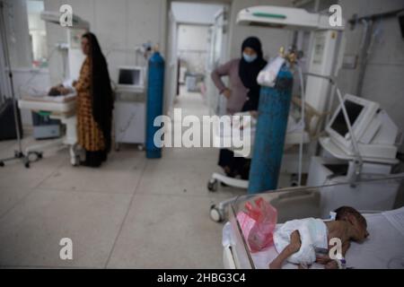 Indira Gandhi Kinderkrankenhaus in Kabul ist ein Kinderkrankenhaus in Afghanistan. Kinder unter 5 Jahren, die an Unterernährung leiden, werden ins Krankenhaus eingeliefert. Stockfoto