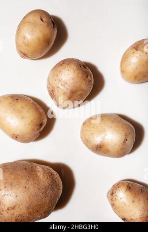 Kartoffelknollen in Milch. Das Konzept einer alternativen pflanzlichen Milch aus Kartoffeln. Stockfoto