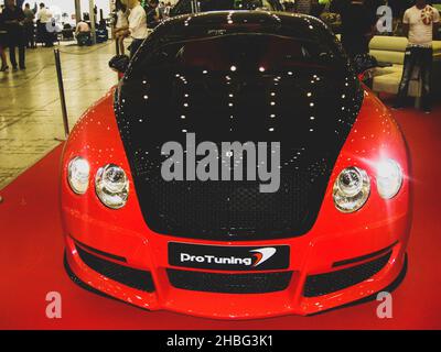 Kiew, Ukraine - 27. Mai 2010: Exklusiver zweifarbiger Bentley Continental ProTuning Stockfoto