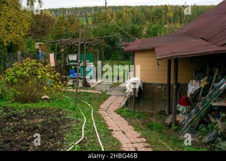 Altes ländliches Fruchtfleisch im Dorf, im Herbst Stockfoto