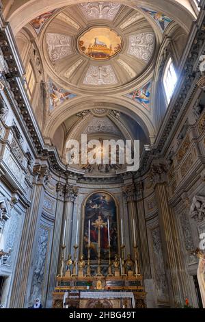 Rom, Italien, die Heiligen Vincent und Anastasius in Trevi (Santi Vincenzo e Anastasio a Trevi) Barockkirche, Hochaltar und Apsis mit Fresko Stockfoto