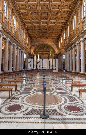 Rom, Italien, Basilika Santa Maria Maggiore (Basilica di Santa Maria Maggiore), Kirchenschiff in Richtung Hochaltar. Stockfoto