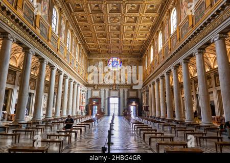 Rom, Italien, Basilika Santa Maria Maggiore (Basilica di Santa Maria Maggiore), Kirchenschiff in Richtung Eingang. Stockfoto