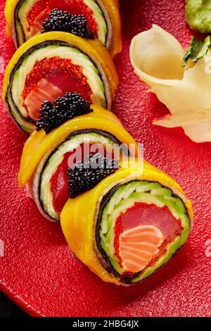 Sushi-Rollen ohne Reis mit Thunfisch, Lachs, Tobiko, Avocado in mamenori und Mangos Stockfoto