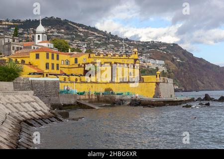 FUNCHAL, PORTUGAL - 25. AUGUST 2021: Das Fort San Tiago wurde im 17th. Jahrhundert erbaut, um die Stadt vor Piratenangriffen zu verteidigen. Stockfoto