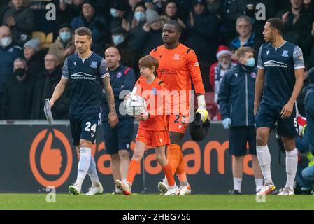 Spieler, die für die FA Trophy 3rd-Runde in Roots Hall, Southend United gegen Dorking Wanderers Fußballspiel kommen. Debüt-Torwart Collin Andeng-Ndi Stockfoto