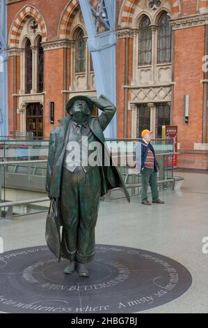 Bronzestatue des Dichters John Betjeman, Bahnhof St. Pancras, London; vom Bildhauer Martin Jennings, 2007 Stockfoto