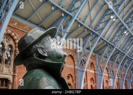 Bronzestatue des Dichters John Betjeman, Bahnhof St. Pancras, London; vom Bildhauer Martin Jennings, 2007 Stockfoto