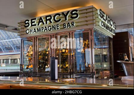 Innenansicht des internationalen Bahnhofs St. Pancras, London, Großbritannien; Blick auf die Searcys Champagne Bar Stockfoto