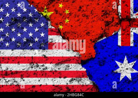 Konzept der Beziehung zwischen den Vereinigten Staaten von Amerika, Australien und China mit Flaggen an einer Mauer Stockfoto