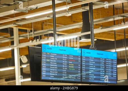 Informationen zu den Flugsteig-Flugsteigen werden angezeigt. Flugplan. Bildschirm „Ankunft Abreise“ Stockfoto