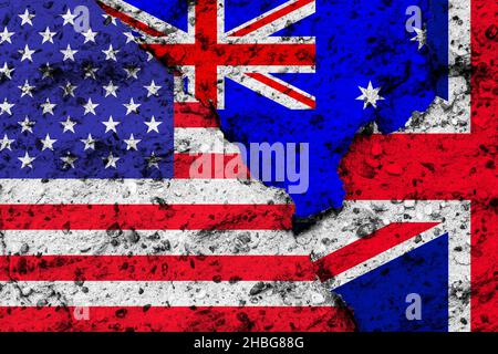 Konzept der Beziehung zwischen den Vereinigten Staaten von Amerika, dem Vereinigten Königreich und Australien mit Flaggen an einer Mauer Stockfoto