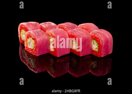 Roter Reis Sushi-Rollen mit Omelette, Garnelen, Gurken in Thunfisch auf schwarzem Hintergrund eingewickelt Stockfoto