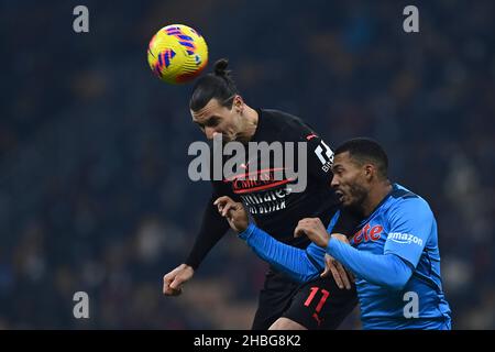 Zlatan Ibrahimovic (Mailand) Juan Jesus (Neapel) beim italienischen Spiel der Serie A zwischen Mailand 0-1 Napoli im Giuseppe Meazza Stadiuma am 19. Dezember 2021 in Mailand, Italien. Quelle: Maurizio Borsari/AFLO/Alamy Live News Stockfoto