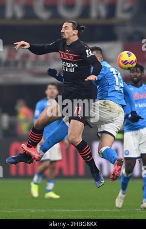 Zlatan Ibrahimovic (Mailand) Amir Rrahmani (Neapel) beim italienischen Spiel der Serie A zwischen Mailand 0-1 Napoli im Giuseppe Meazza Stadiuma am 19. Dezember 2021 in Mailand, Italien. Quelle: Maurizio Borsari/AFLO/Alamy Live News Stockfoto