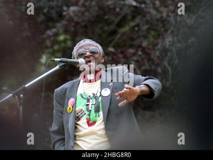 Am 31st. Mai 1986 richtete sich der damalige Bischof Desmond Tutu nach einem marsch von etwa 10.000 Personen im Rahmen der Toronto Arts Against Apartheid Festival Foundation vor einer Menschenmenge im Queens Park, Toronto. Zwei Jahre nach Erhalt des Friedensnobelpreises kam er nach Kanada. Stockfoto