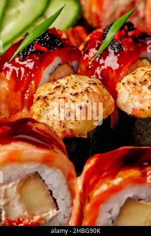 Gunkan Maki in Nori mit gebackenem Käse und Lachs, serviert in Sushi-Set Stockfoto