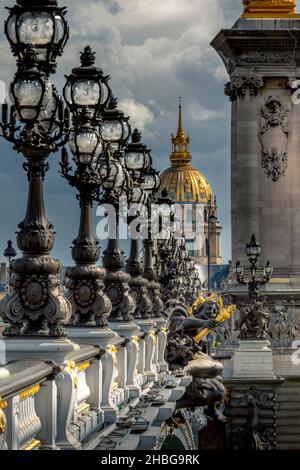 Paris, Frankreich - 10. Mai 2021: Pont Alexandre III: Diese Brücke gilt weithin als die kunstvoll verzierte, extravagante Brücke in Paris Stockfoto