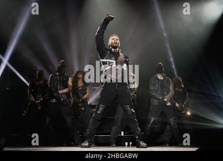 Der usher tritt live in der 02 Arena in London auf. Stockfoto