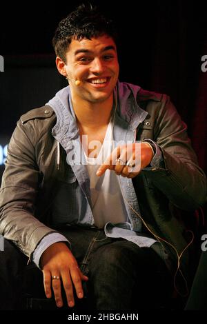 Sean Teale spricht während des Meet the Cast: Skins Events im Apple Store in London. Stockfoto