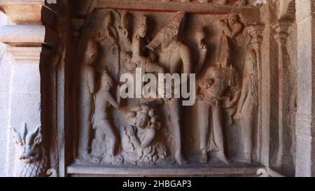 Der Varaha Cave Temple. Alt- Statuen in Felsen geschnitzt. Dies ist eine Funktion in mehreren hinduistischen Schriften. Rock backround Stockfoto