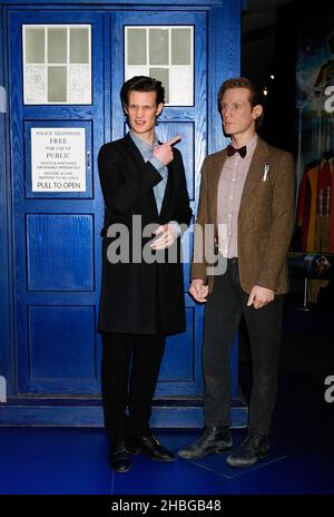 Matt Smith (links) posiert neben den Tardis und einem lebensgroßen Modell von Doctor Who während der VIP-Vorstellung von Doctor Who Experience im Olympia Two in Kensington, West London. Stockfoto