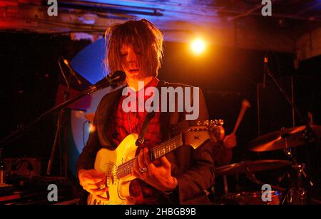 Blaine Harrison von Mystery Jets tritt beim Topman CTRL 4 MX am Stoke Newington International Airport auf. Stockfoto