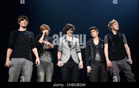 One Direction treten während der X Factor Live Tour in der Wembley Arena, London, live auf. BITTE BEACHTEN Sie: Nur zur redaktionellen Verwendung, keine Werbeartikel, keine Verwendung nach dem 10. Juli 2011. Mehr noch: Fotografien dürfen nur innerhalb von 3 Monaten nach dem letzten Termin der X Factor Tour und nur im Rahmen des Konzerts und der X Factor Tour veröffentlicht werden. Dementsprechend dürfen die Fotos von keiner Zeitung oder Zeitschrift oder anderen Personen oder juristischen Personen in ihrem Namen oder mit deren Genehmigung anderweitig verwendet, reproduziert, verbreitet, veröffentlicht oder verbreitet werden. Stockfoto