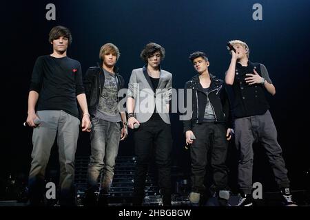 One Direction treten während der X Factor Live Tour in der Wembley Arena, London, live auf. BITTE BEACHTEN Sie: Nur zur redaktionellen Verwendung, keine Werbeartikel, keine Verwendung nach dem 10. Juli 2011. Mehr noch: Fotografien dürfen nur innerhalb von 3 Monaten nach dem letzten Termin der X Factor Tour und nur im Rahmen des Konzerts und der X Factor Tour veröffentlicht werden. Dementsprechend dürfen die Fotos von keiner Zeitung oder Zeitschrift oder anderen Personen oder juristischen Personen in ihrem Namen oder mit deren Genehmigung anderweitig verwendet, reproduziert, verbreitet, veröffentlicht oder verbreitet werden. Stockfoto