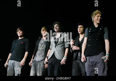 One Direction treten während der X Factor Live Tour in der Wembley Arena, London, live auf. BITTE BEACHTEN Sie: Nur zur redaktionellen Verwendung, keine Werbeartikel, keine Verwendung nach dem 10. Juli 2011. Mehr noch: Fotografien dürfen nur innerhalb von 3 Monaten nach dem letzten Termin der X Factor Tour und nur im Rahmen des Konzerts und der X Factor Tour veröffentlicht werden. Dementsprechend dürfen die Fotos von keiner Zeitung oder Zeitschrift oder anderen Personen oder juristischen Personen in ihrem Namen oder mit deren Genehmigung anderweitig verwendet, reproduziert, verbreitet, veröffentlicht oder verbreitet werden. Stockfoto