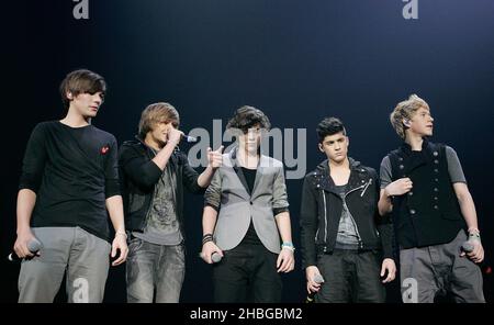 One Direction treten während der X Factor Live Tour in der Wembley Arena, London, live auf. BITTE BEACHTEN Sie: Nur zur redaktionellen Verwendung, keine Werbeartikel, keine Verwendung nach dem 10. Juli 2011. Mehr noch: Fotografien dürfen nur innerhalb von 3 Monaten nach dem letzten Termin der X Factor Tour und nur im Rahmen des Konzerts und der X Factor Tour veröffentlicht werden. Dementsprechend dürfen die Fotos von keiner Zeitung oder Zeitschrift oder anderen Personen oder juristischen Personen in ihrem Namen oder mit deren Genehmigung anderweitig verwendet, reproduziert, verbreitet, veröffentlicht oder verbreitet werden. Stockfoto