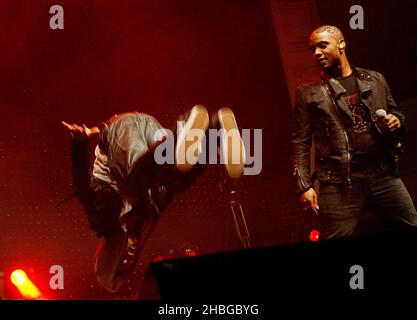L-R, Aston Merrygold und Jonathan 'JB' Gill von JLS treten beim Sunshine Concert im Troxy, London, auf Stockfoto