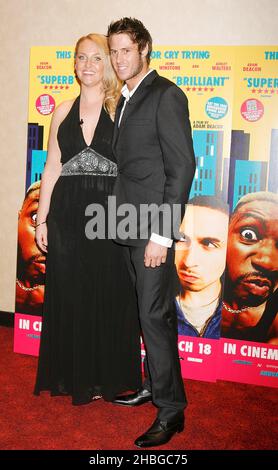 Josie Gibson und John James Parton bei der Premiere von Anuvahood am Empire Leicester Square, London. Stockfoto