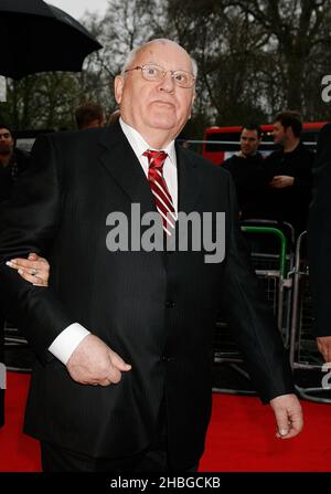 Michail Gorbatschow kommt am 30,2011. März bei der Geburtstagsgala von Michail Gorbatschow zum 80th. Geburtstag in der Royal Albert Hall in London an. Stockfoto