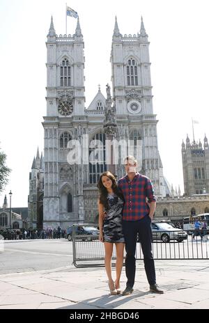 Camilla Luddington und Nico Evers-Swindell kommen in London an, um die DVD-Veröffentlichung von William and Kate: The Movie zu promoten. Stockfoto