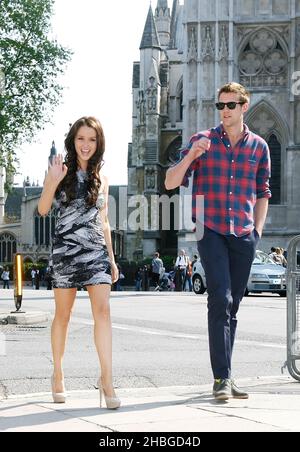 Camilla Luddington und Nico Evers-Swindell kommen in London an, um die DVD-Veröffentlichung von William and Kate: The Movie zu promoten. Stockfoto