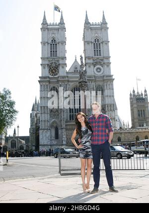 Camilla Luddington und Nico Evers-Swindell kommen in London an, um die DVD-Veröffentlichung von William and Kate: The Movie zu promoten. Stockfoto