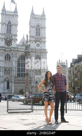 Camilla Luddington und Nico Evers-Swindell kommen in London an, um die DVD-Veröffentlichung von William and Kate: The Movie zu promoten. Stockfoto