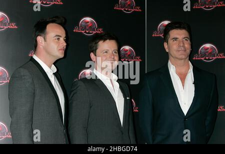 Simon Cowell mit Ant und Dec beim ITV2 Photocall im Mayfair Hotel in London am May3,,2011. Stockfoto