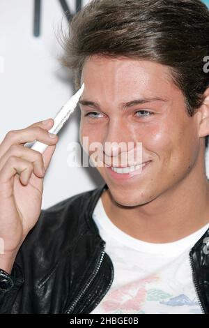 Joey Essex startet im Westfield Shopping Centre in London das Celebrity Must have Stirnrunzeln im Fix Nip + Fab. Stockfoto